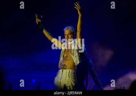 Civitavecchia, Italien. 20. August 2022. Achille Lauro im Konzert von Achille Lauro Superstar - Electric Orchestra Tour bei der Civitavecchia Summer Festival Show am 20. August 2022 in Civitavecchia, Italien. (Foto: Roberto Bettacchi/Pacific Press/Sipa USA) Quelle: SIPA USA/Alamy Live News Stockfoto