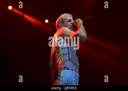 Civitavecchia, Italien. 20. August 2022. Achille Lauro im Konzert von Achille Lauro Superstar - Electric Orchestra Tour bei der Civitavecchia Summer Festival Show am 20. August 2022 in Civitavecchia, Italien. (Foto: Roberto Bettacchi/Pacific Press/Sipa USA) Quelle: SIPA USA/Alamy Live News Stockfoto