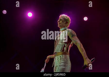 Civitavecchia, Italien. 20. August 2022. Achille Lauro im Konzert von Achille Lauro Superstar - Electric Orchestra Tour bei der Civitavecchia Summer Festival Show am 20. August 2022 in Civitavecchia, Italien. (Foto: Roberto Bettacchi/Pacific Press/Sipa USA) Quelle: SIPA USA/Alamy Live News Stockfoto