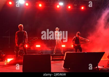 Civitavecchia, Italien. 20. August 2022. Achille Lauro im Konzert von Achille Lauro Superstar - Electric Orchestra Tour bei der Civitavecchia Summer Festival Show am 20. August 2022 in Civitavecchia, Italien. (Foto: Roberto Bettacchi/Pacific Press/Sipa USA) Quelle: SIPA USA/Alamy Live News Stockfoto