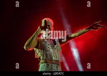 Civitavecchia, Italien. 20. August 2022. Achille Lauro im Konzert von Achille Lauro Superstar - Electric Orchestra Tour bei der Civitavecchia Summer Festival Show am 20. August 2022 in Civitavecchia, Italien. (Foto: Roberto Bettacchi/Pacific Press/Sipa USA) Quelle: SIPA USA/Alamy Live News Stockfoto