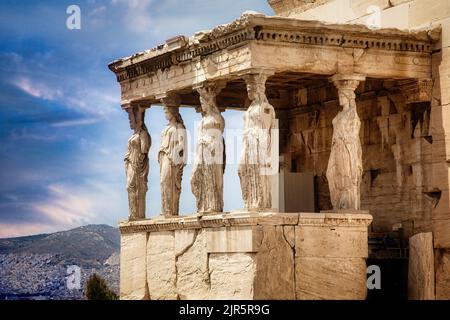 Die Halle des Dirnen oder Karyatiden und das Erechtheion wurde zwischen 421 und 406 v. Chr. auf der Akropolis in Athen, Griechenland. Stockfoto
