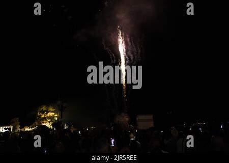 parga Griechenland, Touristenmassen, die am Nachthimmel ein Feuerwerk am 15. august 2022 in der griechischen Stadt parga, epirus, genießen Stockfoto