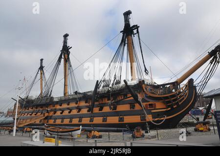 Ihre drei oberen Masten und 26 Meilen Takelage wurden entfernt, als die Arbeiten an einem £20m, 10-jährigen Projekt zur vollständigen Wiederherstellung des 250-jährigen Kriegsschiffs HMS Victory in Gange sind. Es ist das erste Mal, dass Lord Nelsons Flaggschiff seit dem Zweiten Weltkrieg ohne alle drei Topmasten war, als sie entfernt wurden, um Bombenschäden durch die Luftwaffe zu vermeiden. Professor Dominic Tweddle, Generaldirektor des National Museum of the Royal Navy, sagte: ‘Das Team beim Zerlegen der Takelage und Masten von HMS Victory zu beobachten, war manchmal sehr auffällig. ‘Diese komplizierte Arbeit zu tun, während noch zu halten Stockfoto