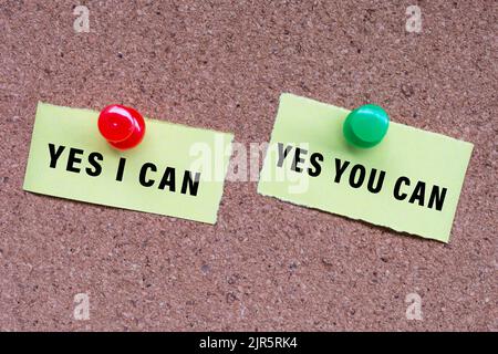 Ja, ich kann und ja, Sie können Wörter auf Stick Note und an einem Kork Notice Board fixiert. Teamarbeit und Geschäftskonzept. Stockfoto