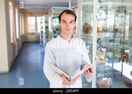 Ein Student der Medizinischen Universität im anatomischen Museum. Eine zukünftige Krankenschwester im Büro einer Krankenpflegeschule. Stockfoto