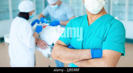 Porträt eines erfolgreichen professionellen Arzt. Das Personal der medizinischen Fakultät. Multinationale Leute-Arzt und Chirurg. Eine Gruppe von Absolventen Stockfoto