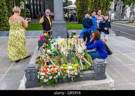 Dublin, Irland. 22. August 2022. Am 100.. Todestag von Michael Collins zollten Hunderte von Menschen am Grab des Generals auf dem Friedhof von Glasnevin ihren Respekt. Quelle: AG News/Alamy Live News Stockfoto