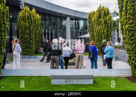 Dublin, Irland. 22. August 2022. Am 100.. Todestag von Michael Collins zollten Hunderte von Menschen am Grab des Generals auf dem Friedhof von Glasnevin ihren Respekt. Quelle: AG News/Alamy Live News Stockfoto