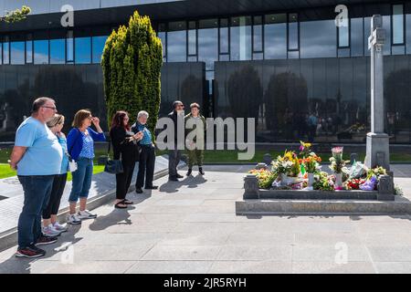 Dublin, Irland. 22. August 2022. Am 100.. Todestag von Michael Collins zollten Hunderte von Menschen am Grab des Generals auf dem Friedhof von Glasnevin ihren Respekt. Quelle: AG News/Alamy Live News Stockfoto