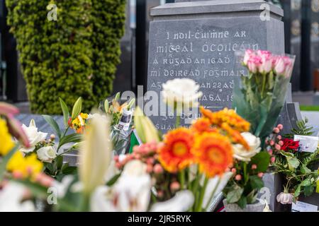 Dublin, Irland. 22. August 2022. Am 100.. Todestag von Michael Collins wurde das Grab des Generals auf dem Friedhof von Glasnevin mit Blumen und Kränzen geschmückt. Quelle: AG News/Alamy Live News Stockfoto