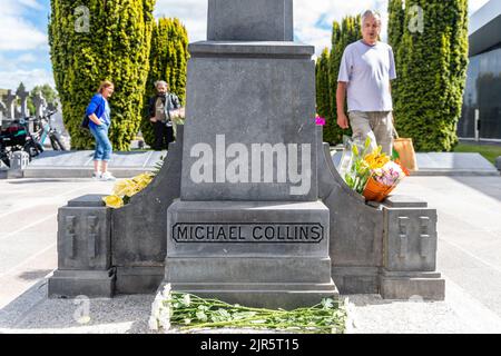 Dublin, Irland. 22. August 2022. Am 100.. Todestag von Michael Collins zollten Hunderte von Menschen am Grab des Generals auf dem Friedhof von Glasnevin ihren Respekt. Quelle: AG News/Alamy Live News Stockfoto