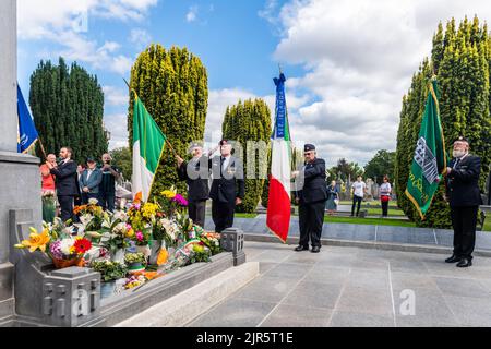 Dublin, Irland. 22. August 2022. Am 100.. Todestag von Michael Collins veranstalteten die Dubliner Militärveteranen und die italienische Gruppe „Associazione Nazionale Carabinieri Irelanda“ eine Kranzniederlegung am Grab von Collin auf dem Friedhof von Glasnevin. John Byrne von den Dubliner Militärveteranen legte einen Kranz und begrüßte das Grab, als die Farben gesenkt wurden. Quelle: AG News/Alamy Live News Stockfoto