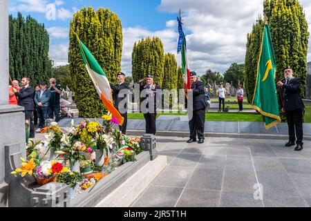 Dublin, Irland. 22. August 2022. Am 100.. Todestag von Michael Collins veranstalteten die Dubliner Militärveteranen eine Kranzniederlegung am Grab von Collin auf dem Friedhof von Glasnevin. Francesco Morelli von der italienischen Gruppe 'Associazione Nazionale Carabinieri Irelanda' legte einen Kranz und begrüßte das Grab, als die Farben gesenkt wurden. Quelle: AG News/Alamy Live News Stockfoto