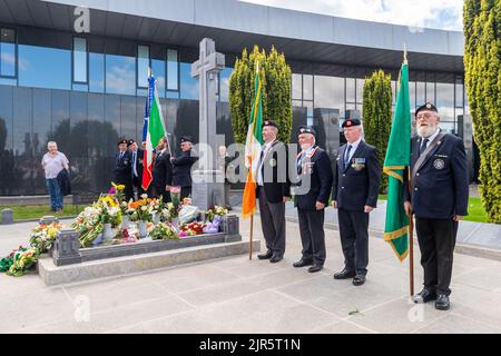 Dublin, Irland. 22. August 2022. Am 100.. Todestag von Michael Collins veranstalteten die Dubliner Militärveteranen und die italienische Gruppe „Associazione Nazionale Carabinieri Irelanda“ eine Kranzniederlegung am Grab von Collin auf dem Friedhof von Glasnevin. Die Gruppen stehen nach der Zeremonie am Grab. Quelle: AG News/Alamy Live News Stockfoto