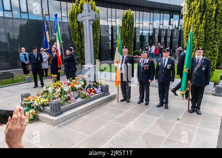 Dublin, Irland. 22. August 2022. Am 100.. Todestag von Michael Collins veranstalteten die Dubliner Militärveteranen und die italienische Gruppe „Associazione Nazionale Carabinieri Irelanda“ eine Kranzniederlegung am Grab von Collin auf dem Friedhof von Glasnevin. Die Gruppen stehen nach der Zeremonie am Grab. Quelle: AG News/Alamy Live News Stockfoto