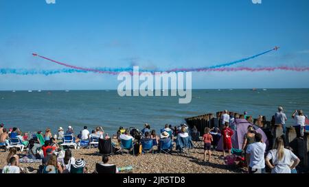 Zwei Flugzeuge des RAF Red Arrows Kunstflugteams vermissen sich knapp, während Zuschauer beim jährlichen Eastbourne Airshow vom Strand aus zusehen Stockfoto