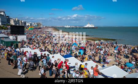 Die Menschen drängen sich an der Küste und am Strand von Eastbourne in East Sussex, Großbritannien, um die jährliche Eastbourne Airshow zu sehen. Stockfoto