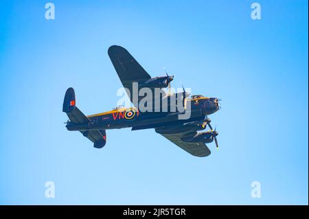 RAF Lancaster Bomber PA474 aus der Zeit WW2 aus dem Battle of Britain Memorial Flight fliegt auf der Eastbourne Airshow. Von 7.377 gebauten Lancaster sind nur noch zwei übrig Stockfoto