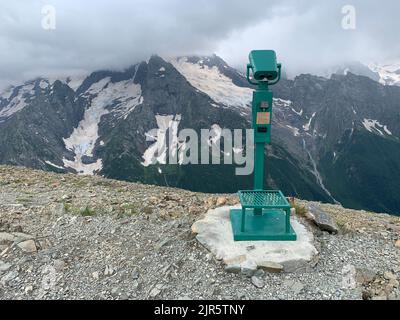 Münzbetriebene elektronische Ferngläser für Touristen in einer Berglandschaft Stockfoto