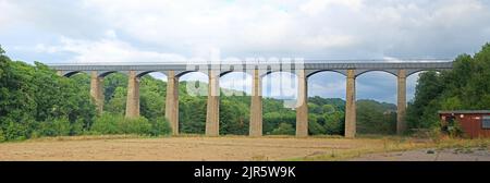 Blick auf das Pontcysyllte Aqueduct, Thomas Telfords unglaubliches Aquädukt über dem Fluss Dee in der Nähe von Wrexham, North Wales, Großbritannien, LL20 7TY Stockfoto