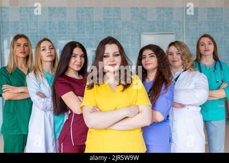 Healthcare People Group. Professioneller Arzt, der im Krankenhaus oder in der Klinik mit anderen Ärzten, Krankenschwester und Chirurg arbeitet. Hintergrund breit Werbe b Stockfoto