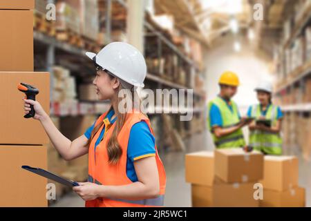 Frau Manager professionell lächeln des Lagers logistischen Arbeiter Job überprüfen Scannen Barcode auf Paketkasten in der Distributionsfabrik. Logistische Geschäft de Stockfoto