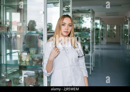 Ein Student der Medizinischen Universität im anatomischen Museum. Eine zukünftige Krankenschwester im Büro einer Krankenpflegeschule. Stockfoto