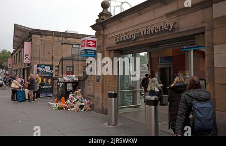 Waverley Station, Edinburgh, Schottland, Großbritannien. 22.. August 2022. Es war schlimm genug, um im Urlaub anzureisen und von dumpfem und niesem Wetter begrüßt zu werden, obwohl die Temperatur bei 17 Grad Celsius liegt, aber noch schlimmer sind Mülltonnen auf den Gehwegen, die sich stapelten und mit weggeworfenen Müll direkt vor dem Eingang des Bahnhofs überfüllten. Dies ist darauf zurückzuführen, dass die Reinigungskräfte des Stadtrats von Edinburgh an ihrem fünften Tag eines elftägigen Streiks über die Bezahlung sind. Quelle: Arch White/alamy Live News. Stockfoto