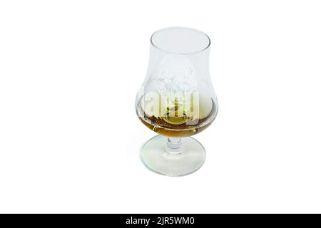 Wisky serviert in einem Tulpenglas auf den Felsen mit einem Eis in Form eines menschlichen Schädels Stockfoto