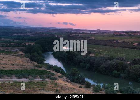 Ebro Fluss bei Sonnenaufgang gesehen von El Cortijo von Logroño, La Rioja, Spanien Stockfoto