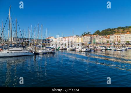 La Guardia, Spanien - 27. Juli 2022: Verankerte Yachten im Hafen von La Guardia, Galicien, Spanien. Stockfoto