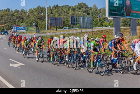 Braga, Portugal : 12. August 2022, - Radfahrer, die an der Etappe Santo Tirso teilnehmen - Braga in Volta a Portugal Rennen, Braga, Portugal Stockfoto