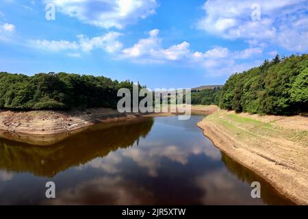 Niedriger Wasserhebel am Ryburn Reservoir in Ripponden während des warmen Sommers 2022. Stockfoto