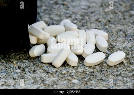 Abgelaufene Medizin, Gesundheitskonzept. Verschreibungspflichtige Medikamente auf einem konkreten Hintergrund. Stockfoto