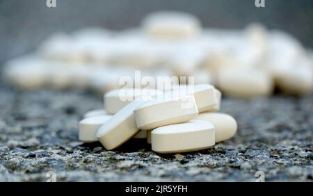 Abgelaufene Medizin, Gesundheitskonzept. Verschreibungspflichtige Medikamente auf einem konkreten Hintergrund. Stockfoto