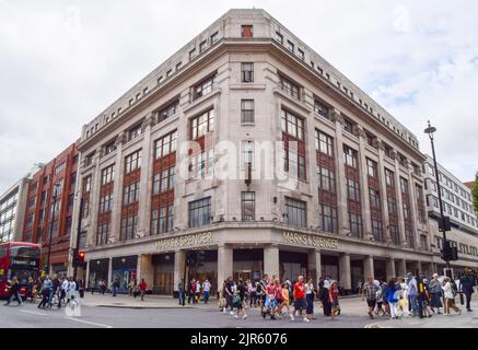 London, England, Großbritannien. 22. August 2022. Marks & Spencer werden nach Schieß los. mit ihrem Plan, den Laden in der Oxford Street abzureißen und wieder aufzubauen, gebracht. Gegner sagen, dass das Projekt Zehntausende Tonnen Kohlenstoff in die Atmosphäre freisetzen wird, und dass eine Sanierung anstatt eines vollständigen Abbruchs eine bessere Lösung wäre. (Bild: © Vuk Valcic/ZUMA Press Wire) Stockfoto