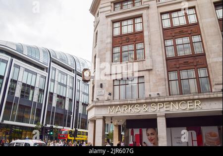 London, England, Großbritannien. 22. August 2022. Marks & Spencer werden nach Schieß los. mit ihrem Plan, den Laden in der Oxford Street abzureißen und wieder aufzubauen, gebracht. Gegner sagen, dass das Projekt Zehntausende Tonnen Kohlenstoff in die Atmosphäre freisetzen wird, und dass eine Sanierung anstatt eines vollständigen Abbruchs eine bessere Lösung wäre. (Bild: © Vuk Valcic/ZUMA Press Wire) Stockfoto