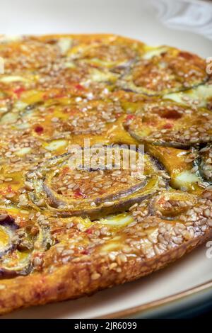 Nahaufnahme eines Zwiebelomeletts in einem weißen Gericht. Stockfoto