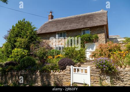 Ein schönes Reethaus mit einem Hüttengarten in Abbotsbury Dorset Stockfoto