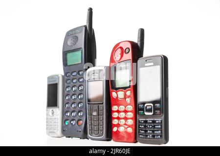 Eine Gruppe alter veralteter mobiler dummer Telefone Stockfoto