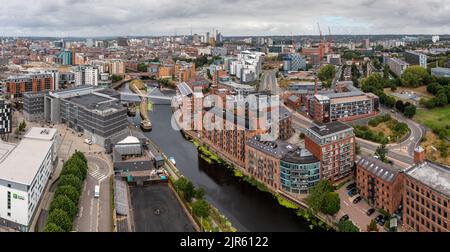 LEEDS, GROSSBRITANNIEN - 19. AUGUST 2022. Luftpanorama von Leeds City Dock und Roberts Wharf Gegend mit luxuriösen Wohnblocks am Wasser Stockfoto