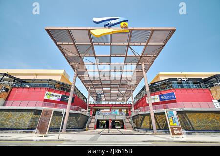 3. Juni 2022: Außenansicht des Einkaufszentrums La Zenia Boulevard an der Costa Blanca. Orihuela, Spanien Stockfoto