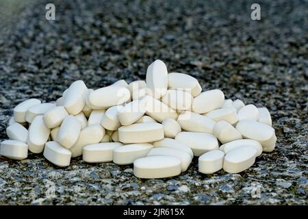 Abgelaufene Medizin, Gesundheitskonzept. Verschreibungspflichtige Medikamente auf einem konkreten Hintergrund. Stockfoto
