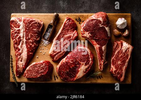 Auswahl an rohen Rindersteaks zum Grill von oben Stockfoto