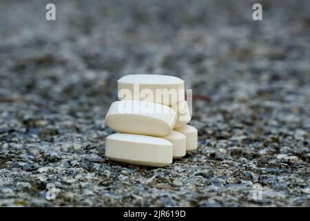 Abgelaufene Medizin, Gesundheitskonzept. Verschreibungspflichtige Medikamente auf einem konkreten Hintergrund. Stockfoto