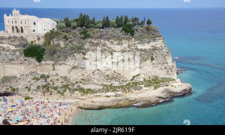 Tropea ist eine kleine Stadt an der Ostküste Kalabriens. Es ist bekannt für sein historisches Zentrum an den Klippen, Stränden und dem Heiligtum der Heiligen Maria. Stockfoto