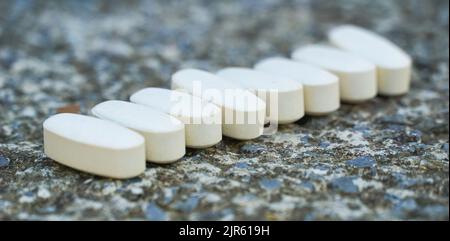 Abgelaufene Medizin, Gesundheitskonzept. Verschreibungspflichtige Medikamente auf einem konkreten Hintergrund. Stockfoto