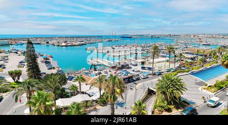 Panoramafoto Torrevieja blick auf den hafen von puerto von oben, malerische, von Palmen gesäumte Strandpromenade, Seeschiffe vor der Bucht des Mittelmeers. Costa Bl Stockfoto