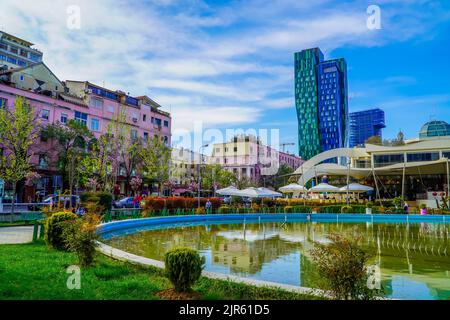 Einige moderne Gebäude und ein Park mit einem Teich im Zentrum von Tirana Stockfoto